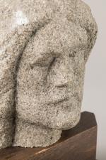 VISAGE DU CHRIST en granit sculpté en ronde rosse (fragment),...