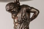 Importante COUPE à l'Hercule en bronze patiné. Le demi-dieu, vêtu...