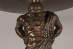 Importante COUPE à l'Hercule en bronze patiné. Le demi-dieu, vêtu...