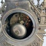 PENDULE cathédrale en bronze ciselé et argenté, le cadran circulaire...