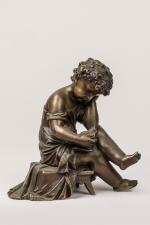 D'après Mathurin MOREAU (1822-1912)
Enfant à sa lecture. 
Bronze patiné signé....