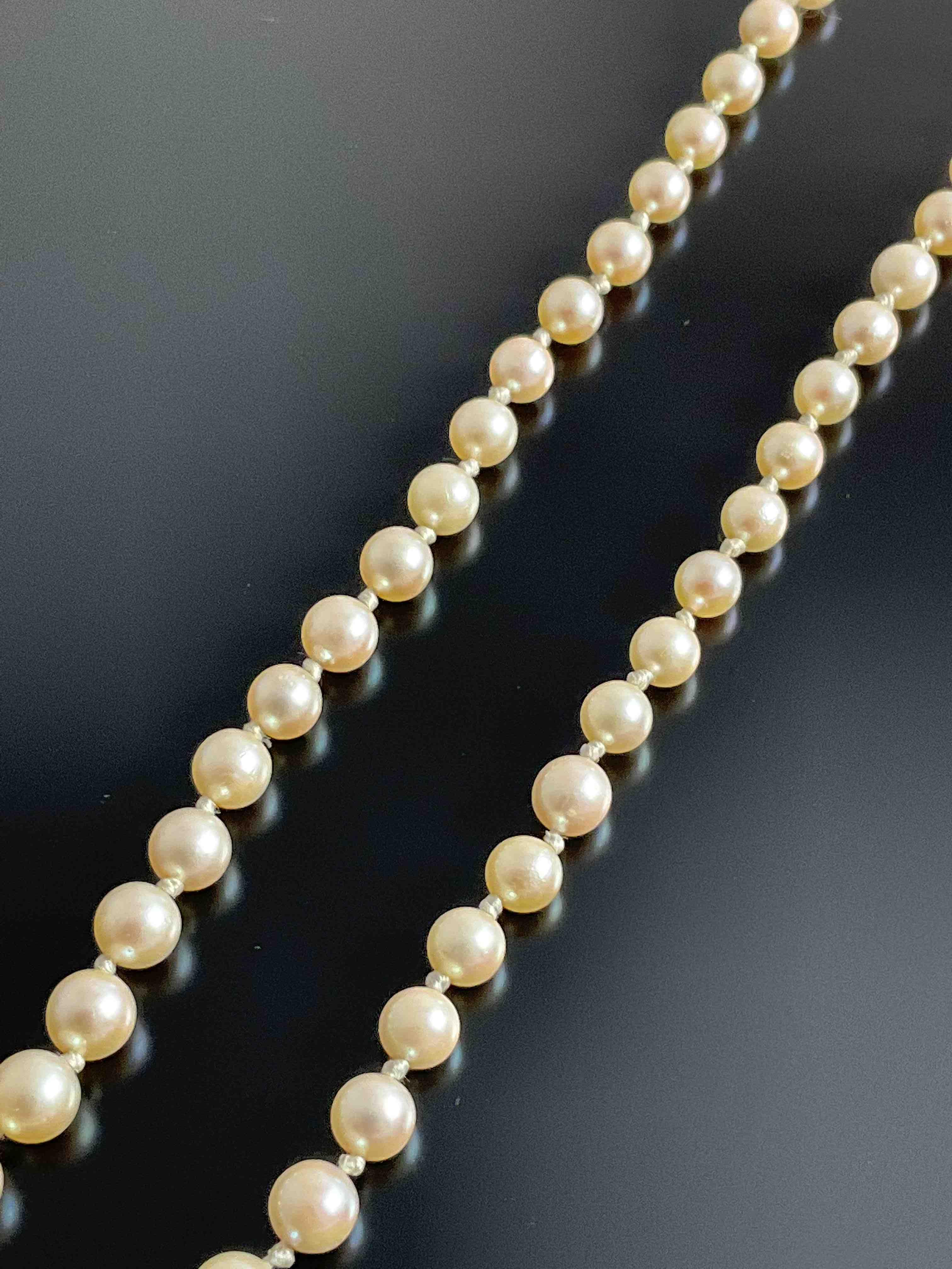 Sautoir maille rectangle laiton doré, perles de Majorque baroques blanches