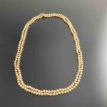 Grand SAUTOIR de 225 perles naturelles irrégulières à reflet doré....