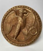 TONDO en cuivre doré et patiné figurant une aigle impériale...
