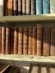LIVRES ANCIENS : DEUX TRAVEES, environ 70 volumes des XVIII,...
