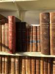 LIVRES ANCIENS : DEUX TRAVEES, environ 76 volumes des XVIII,...