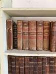 LIVRES ANCIENS : DEUX TRAVEES, environ 76 volumes des XVIII,...