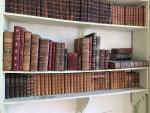 LIVRES ANCIENS : DEUX TRAVEES, environ 68 volumes des XVIII,...