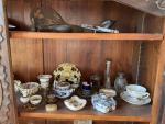 REUNION D'OBJETS DE VITRINE : argenterie, petits objets, militaria, porcelaines,...