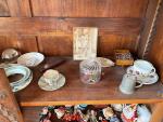 REUNION D'OBJETS DE VITRINE : argenterie, petits objets, militaria, porcelaines,...