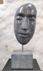 SEENU (XXIe)
"Visage"
Granit gris. 
Hauteur : 49 cm. Largeur : 19...
