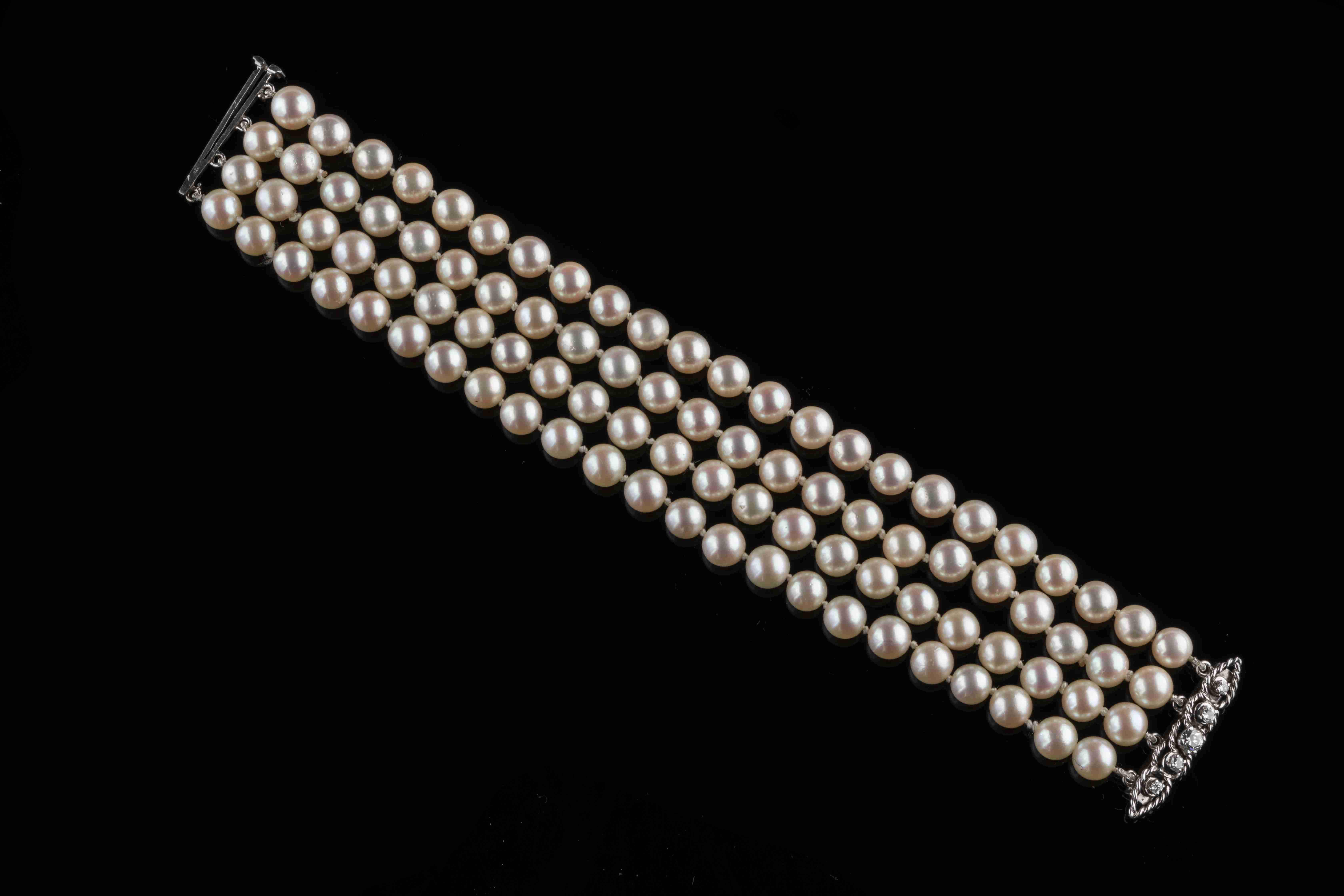 BRACELET choker de 92 perles de culture blanches réparties sur...