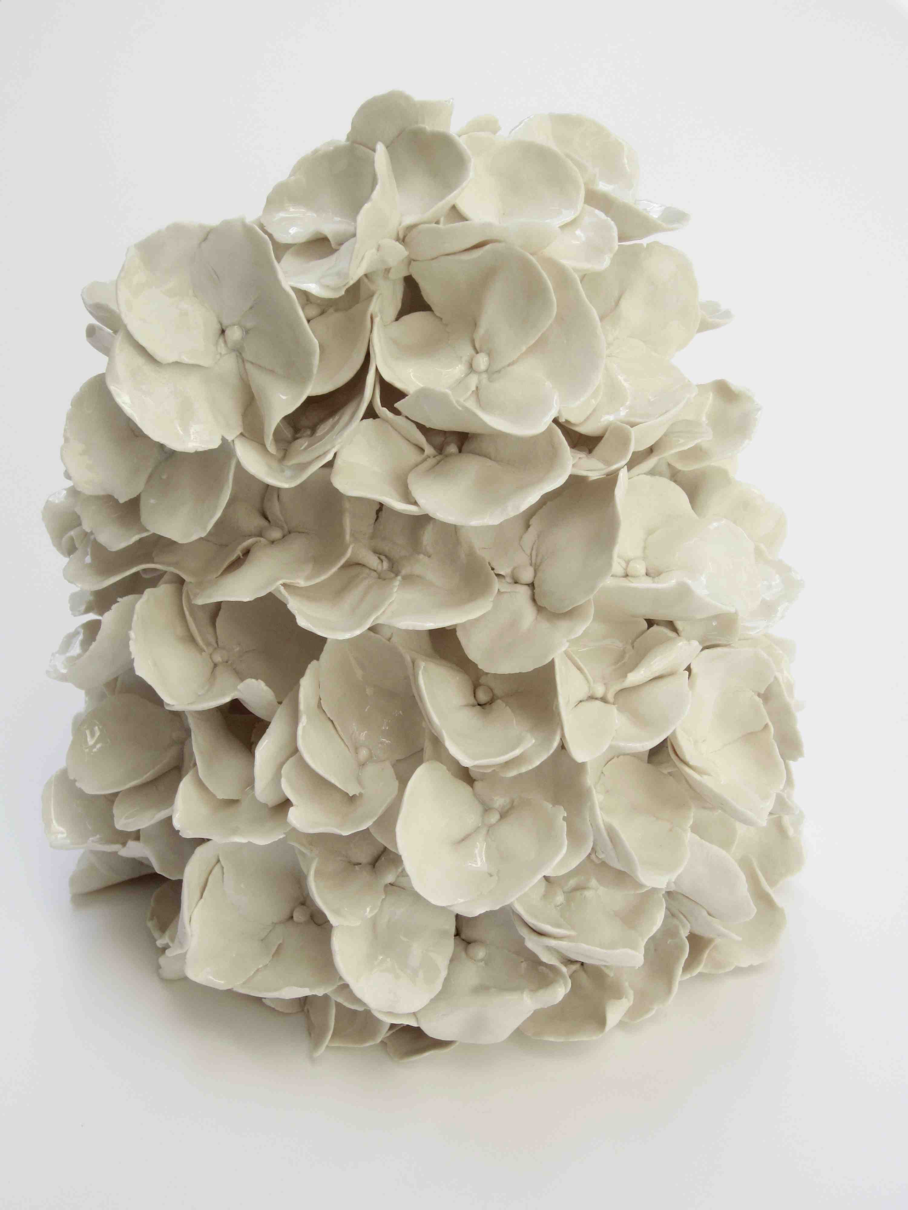 Pascale MORIN (Plouha)
L hortensia Blanc. 
Sculpture en porcelaine, émail blanc....