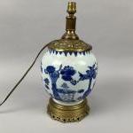 CHINE - Période Transition, XVIIème siècle Pot en porcelaine décorée...